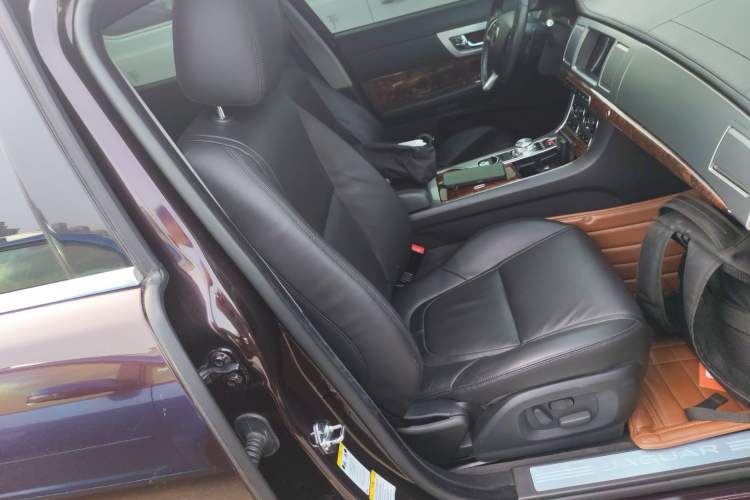 Used Jaguar XF 2015 XF 2.0T Luxury Edition Right Front Seat