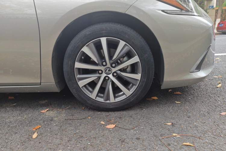 Used Lexus ES 2020 300h Premier Edition Right Front Wheel Hub
