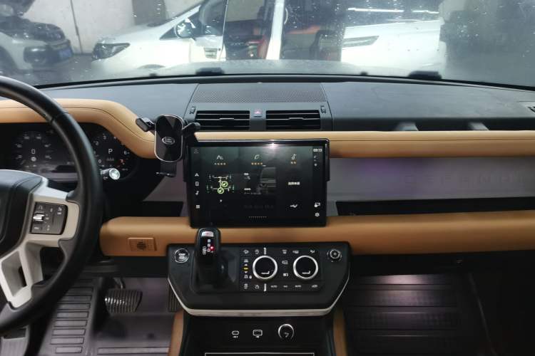 Used Land Rover Defender 2024 110 3.0T P400 X-DYNAMIC HSE Audio And AC Panel