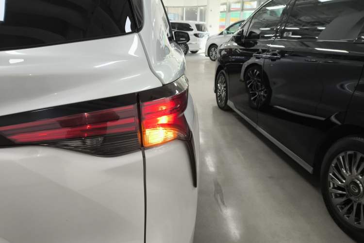 Used Toyota Granvia 2023 2.5L Hybrid Luxury Edition
