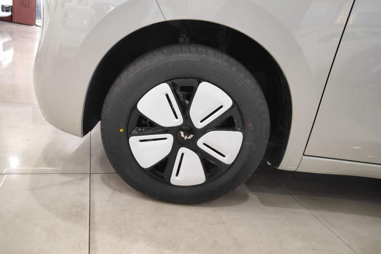 Used Wuling Hongguang MINIEV 2025 Four-Door Version Advanced Edition Left Front Wheel Hub