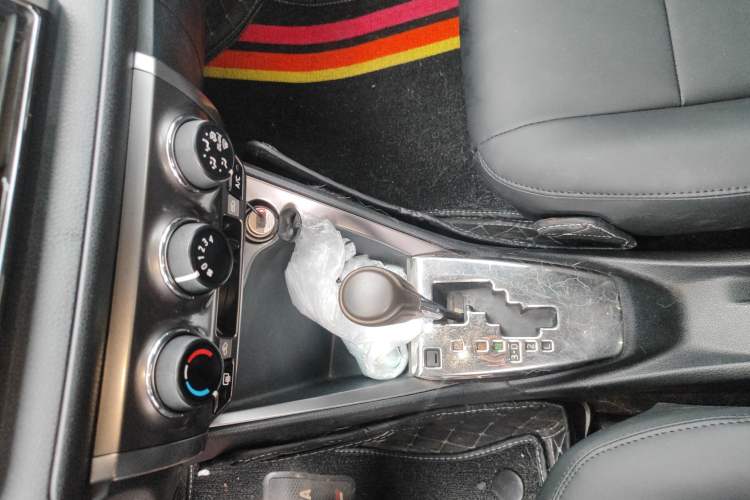 Used Toyota YARiS L Zhi Xuan 2015 1.5E Automatic Charm Edition Gear Lever