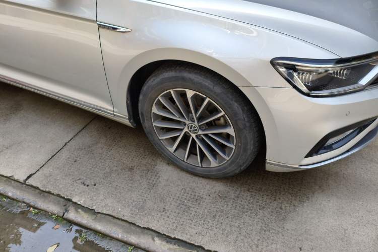 Used Volkswagen Magotan 2020 330TSI DSG Luxury Edition Right Front Wheel Hub