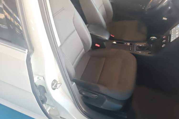 Used Volkswagen Golf 2017 1.6L Automatic Comfort Million-Vehicle Anniversary Edition