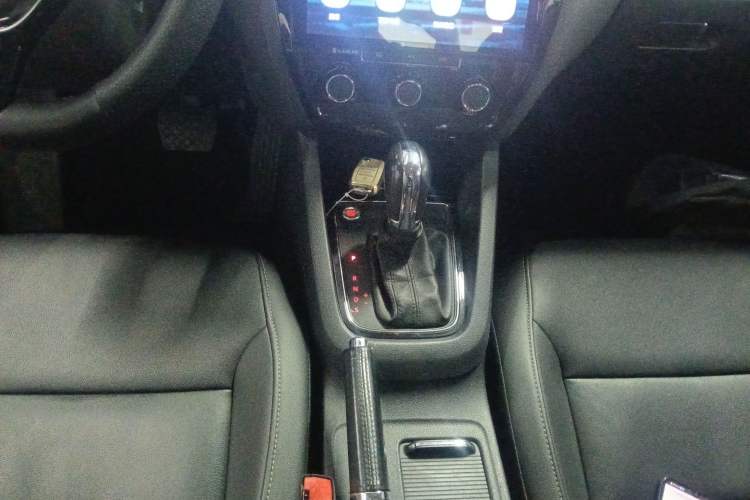 Used Volkswagen Sagitar 2018 1.6L Automatic Comfort Model Gear Lever