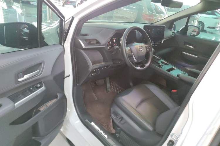 Used Toyota SIENNA 2023 2.5L Hybrid Deluxe Edition
