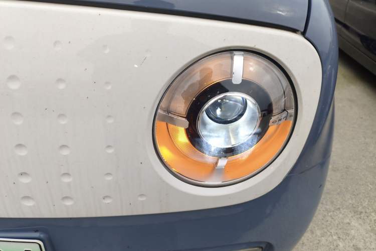 Used ORA Black Cat 2022 351 km Range Luxury Version Lithium-Ion Battery Left Front Headlight