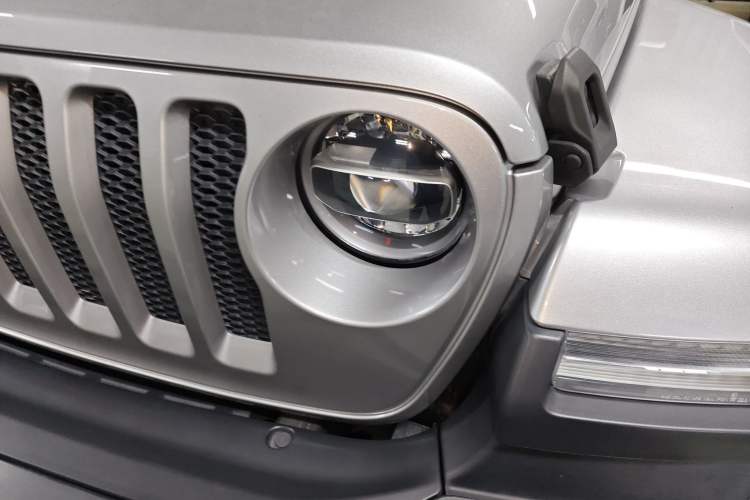 Used Jeep Wrangler 2019 2.0T Sahara Four-Door Version China VI Emission Standard
