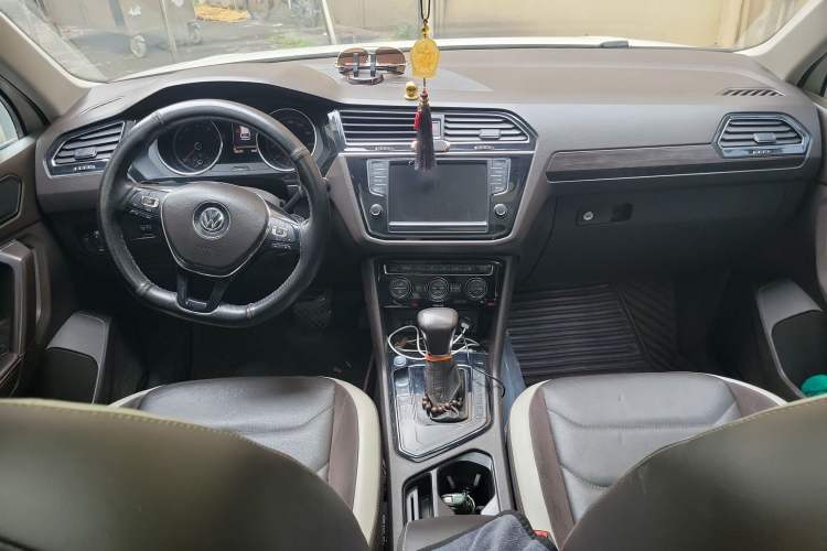 Used Volkswagen Tiguan L 2017 330TSI Automatic Two-Wheel Drive Luxury Edition Center Console