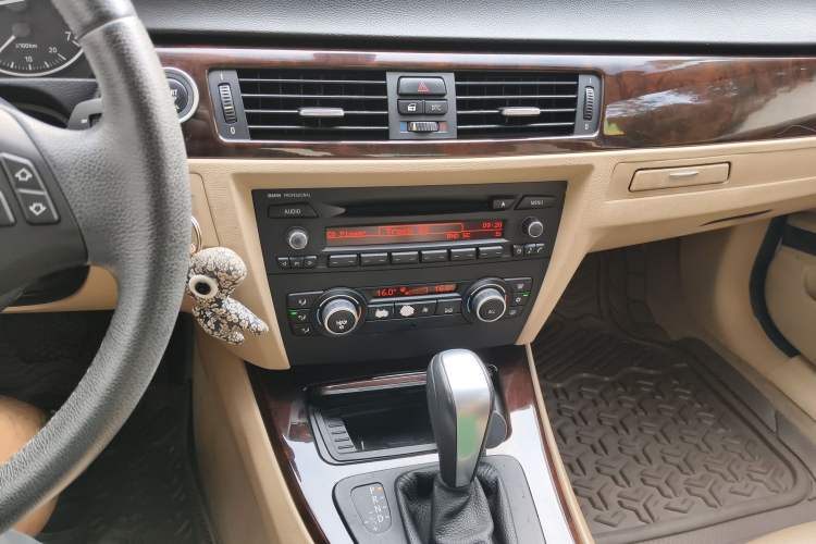 Used BMW 3 Series 2010 320i Luxury Model Audio And AC Panel