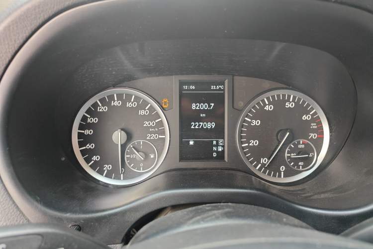 Used Mercedes-Benz Vito 2016 2.0T Elite Edition Odometer Close Up