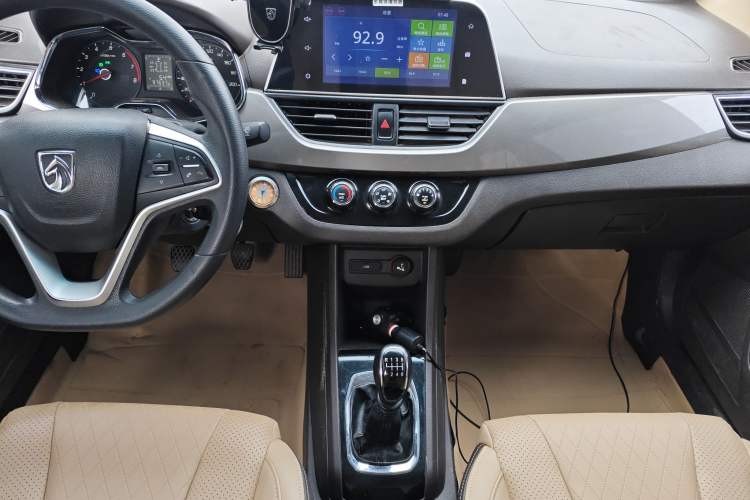 Used Baojun 310W 2017 1.5L Manual Fashion Model China V Audio And AC Panel