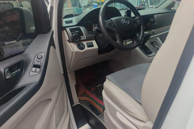 Used SAIC MAXUS G10 2016 2.0T Automatic Elite Edition Driver Seat