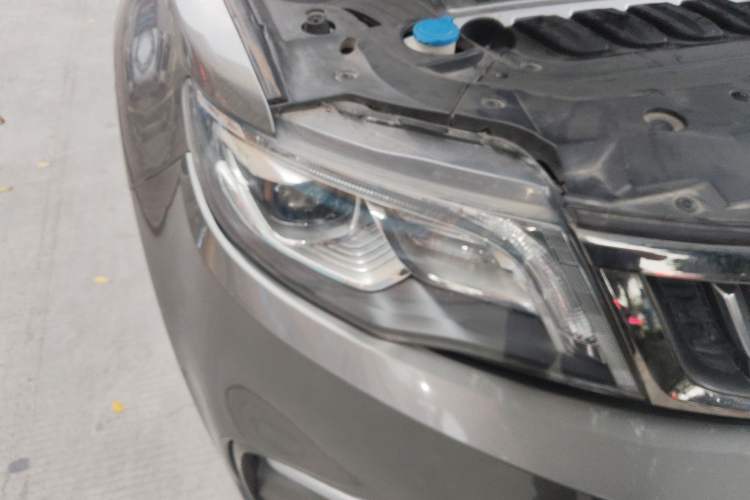 Used Geely Auto Emgrand X7 Sport 2018 1.8TD Automatic Two-Wheel Drive Smart Connect 4G Internet Edition Right Front Headlight