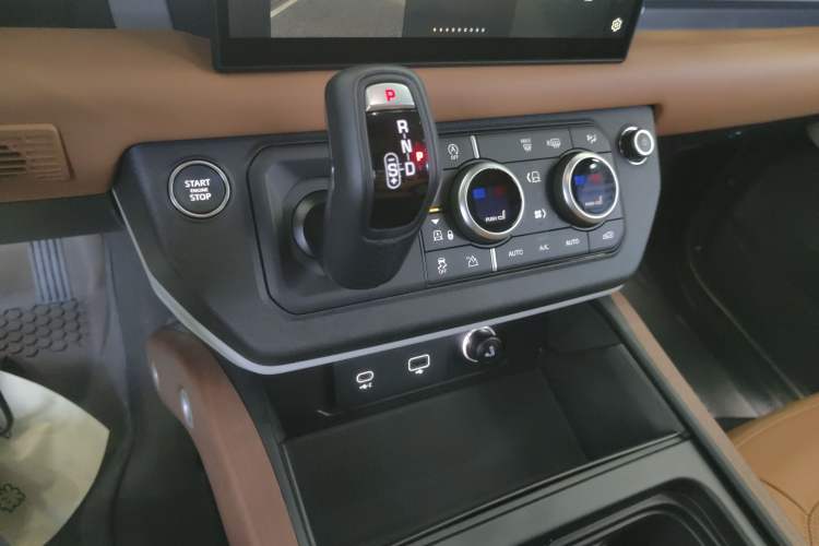 Used Land Rover Defender 2024 110 3.0T P400 Dark Edition Gear Lever
