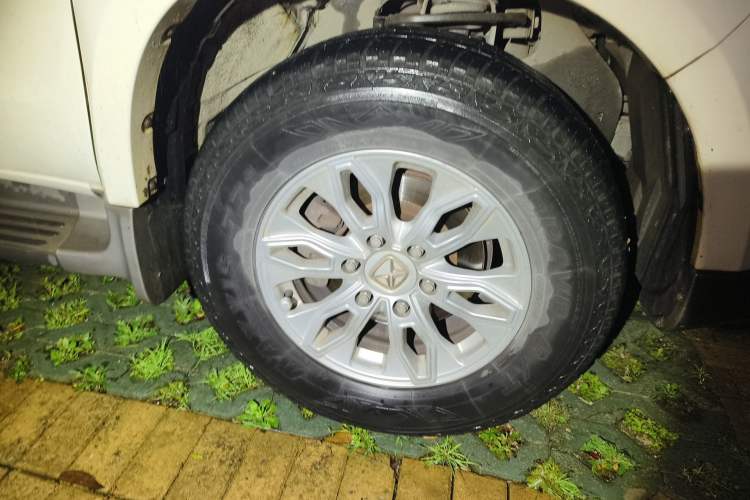 Used JMC Yusheng S350 2013 2.4T Automatic 2WD Diesel Luxury Edition 5 Seats Right Front Wheel Hub