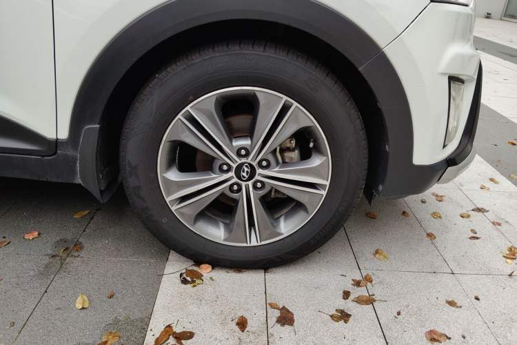 Used Hyundai ix25 2015 1.6L Automatic Two-Wheel Drive Smart GLS Trim Right Front Wheel Hub