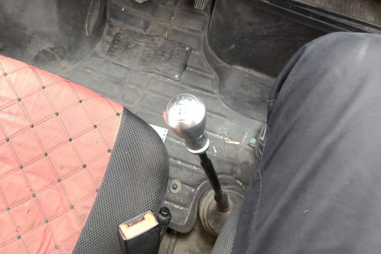 Used Iveco Daily 2020 2.8T V35 Box Truck with Dual Tires Low Roof 3 Seats China VI Emission Standard