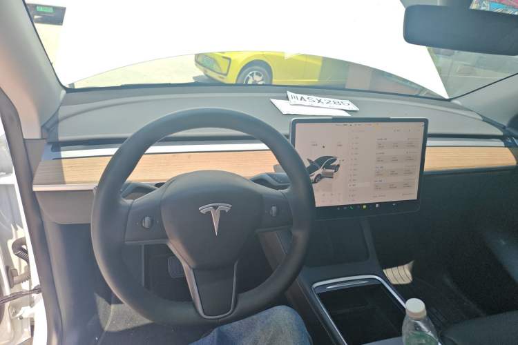 Used Tesla Model Y 2022 Long-Range All-Wheel-Drive Version Center Console