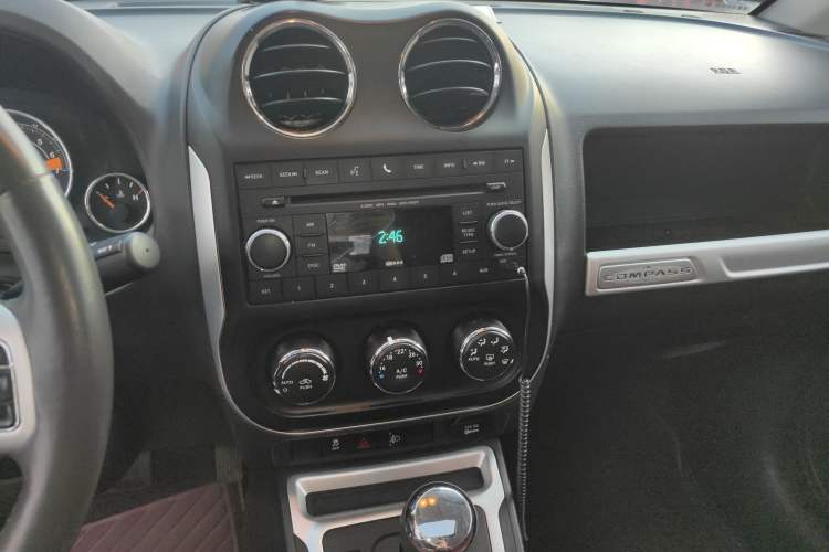 Used Jeep Compass 2014 Revised Version 2.4L Four-Wheel Drive Comfort Edition Audio And AC Panel