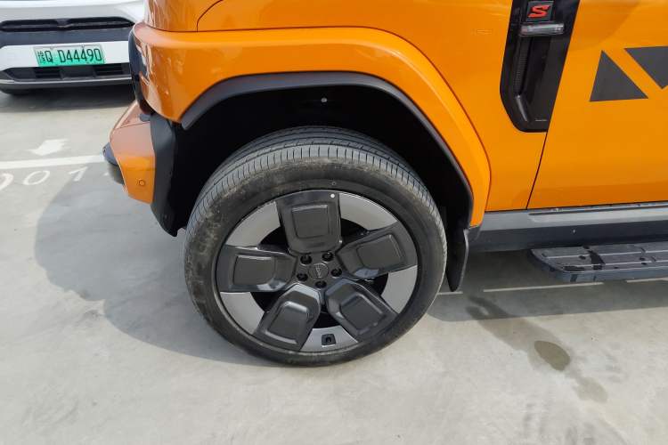 Used iCAR V23 2026 Model V23S 501 Four-Wheel Drive Peak Performance Edition Left Front Wheel Hub