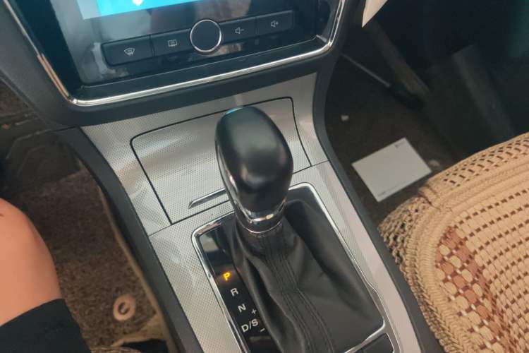 Used Roewe RX5 2016 20T Two-Wheel Drive Automatic Internet Smart Edition
