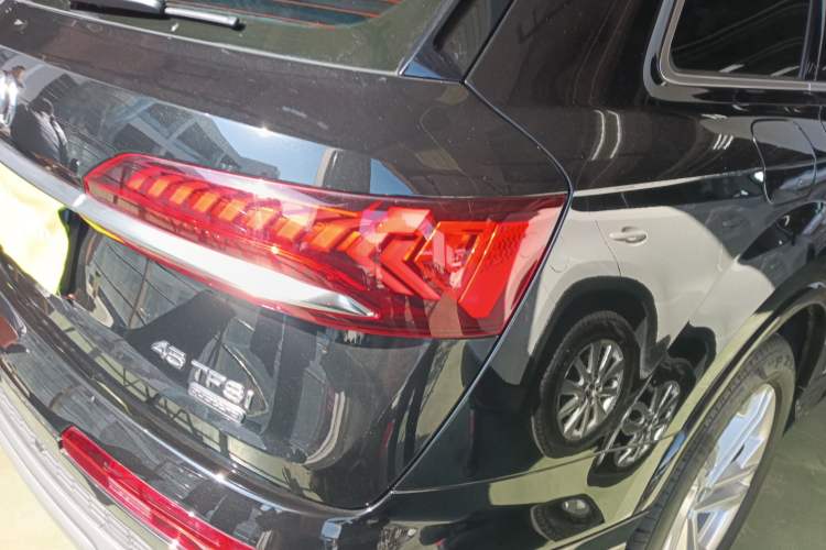 Used Audi Q7 2023 45 TFSI quattro S line Sport model Right Rear Taillight