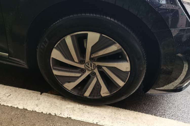 Used Volkswagen Passat New Energy 2020 430 PHEV Hybrid Luxury Edition China VI Standard Right Front Wheel Hub