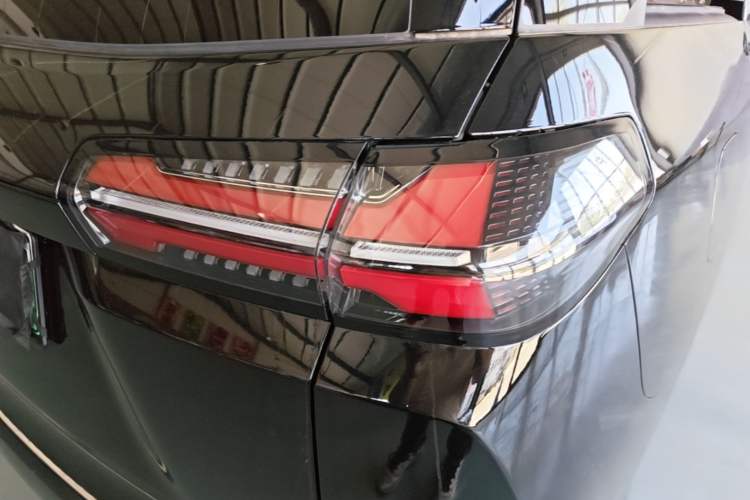 Used Wuling Starlight 730 2025 Model Plug-in Hybrid 125km Luxury Edition
