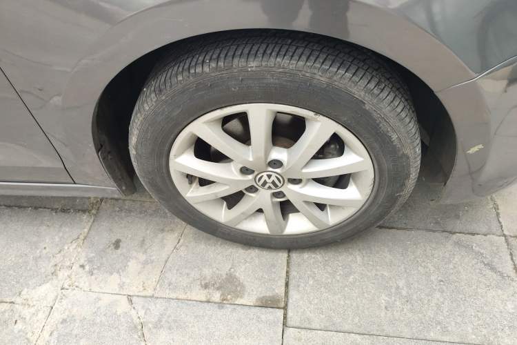 Used Volkswagen Sagitar 2012 1.4TSI Automatic Luxury Edition Right Front Wheel Hub