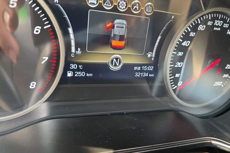Used Hongqi H5 2020 1.8T Automatic Smart Connect Flagship Edition Odometer Close Up