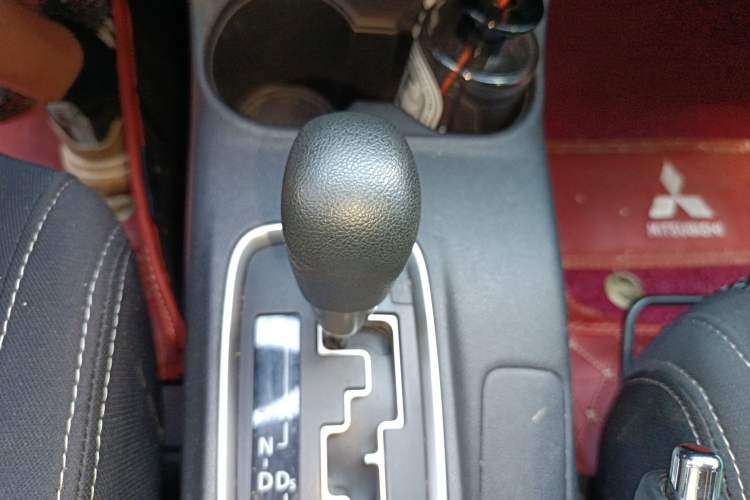 Used Mitsubishi Outlander 2016 2.0L Two-Wheel Drive Fashion Edition 5 Seats