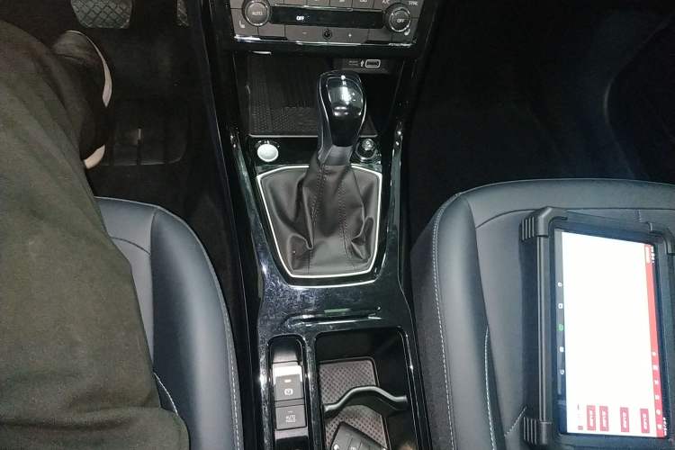 Used Volkswagen Tharu 2025 NewRui 300TSI Prestige Edition Gear Lever