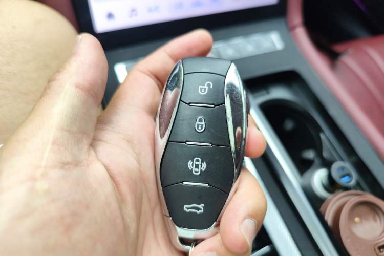 Used Hongqi H5 2023 2.0T Automatic Smart Connect Flagship Edition Vehicle Key