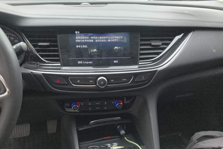 Used Buick Regal 2024 25T Deluxe Edition Audio And AC Panel