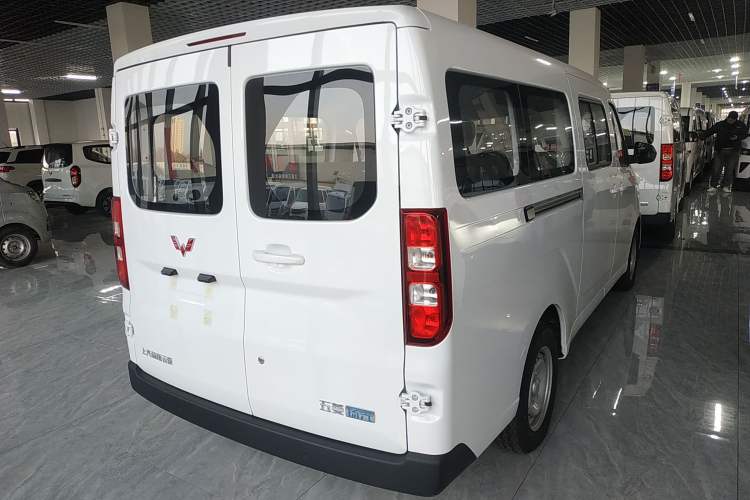 Used Wuling Yangguang 2025 Model 310KM Bus Edition—Customized by CATL