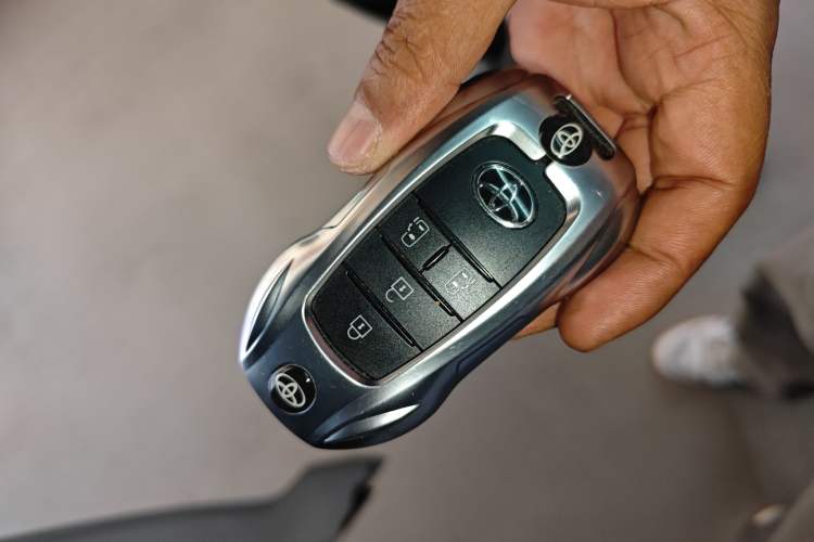 Used Toyota SIENNA 2026 Model 2.5L Dual-Engine Two-Wheel-Drive Comfort Edition