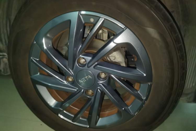 Used NETA V 2021 Standard Range Entertainment Version – Upgraded Model Right Front Wheel Hub