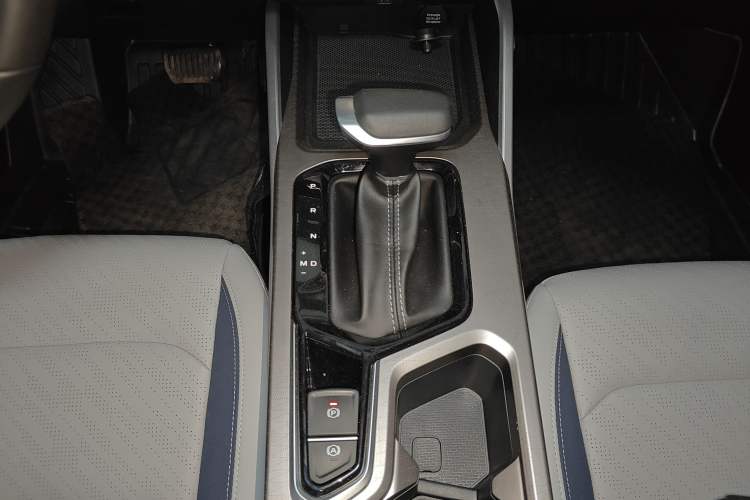 Used Geely Auto Emgrand 2022 4th Generation 1.5L CVT Flagship Model Gear Lever