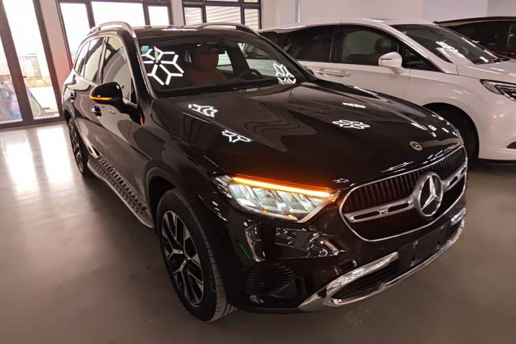 Used Mercedes-Benz GLC 2023 Facelift GLC 260 L 4MATIC Dynamic Version 5 Seats Front Right 45 Deg