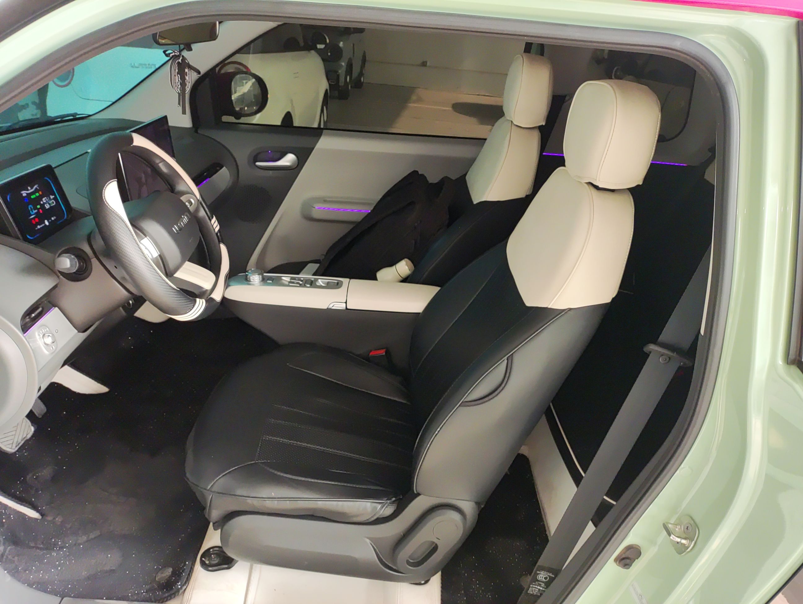 المقاعد الأمامية داخل السيارة