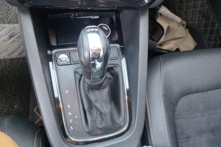 Used Volkswagen Sagitar 2015 230TSI Automatic Luxury Model Gear Lever