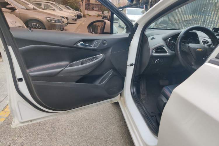 Used Chevrolet Cruze 2018 320 Automatic Pioneer Sunroof Edition Driver Seat