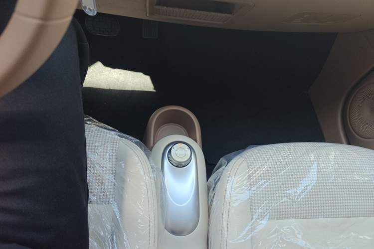 Used Wuling Hongguang MINIEV 2025 Four-Door Version Advanced Edition Gear Lever