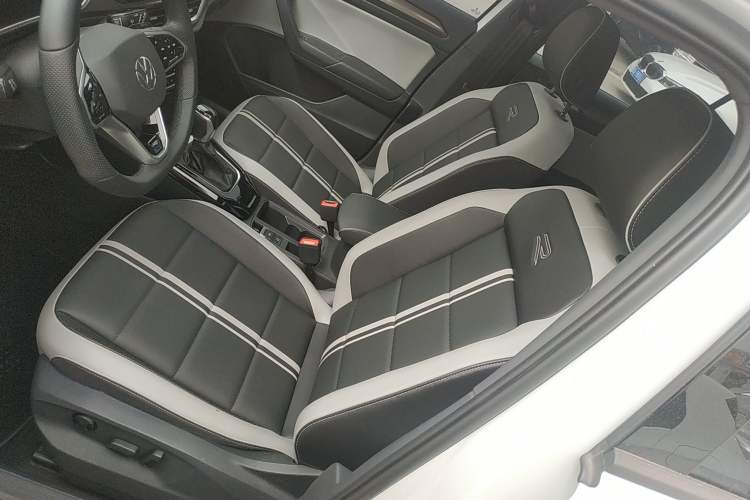 Used Volkswagen T-ROC 2023 300TSI DSG Two-Wheel-Drive Chen Guang Edition Left Front Seat