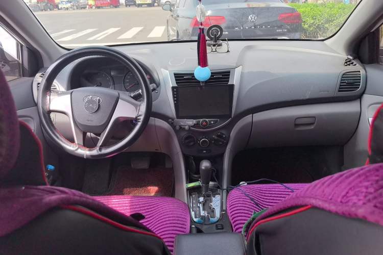 Used Hyundai Verna (older generation) 2016 1.4L Automatic Smart GLS Center Console