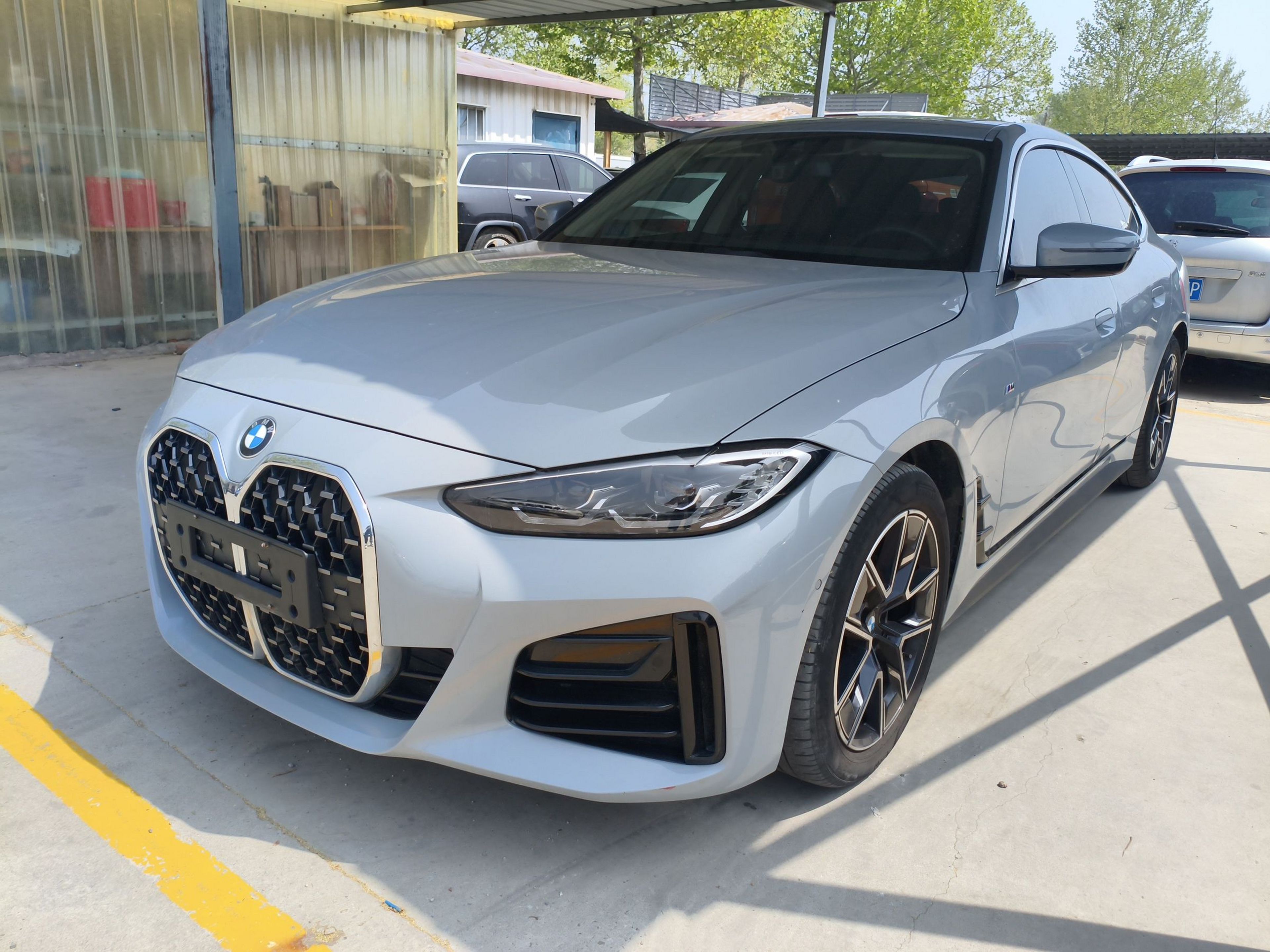 تحت مقدمة السيارة