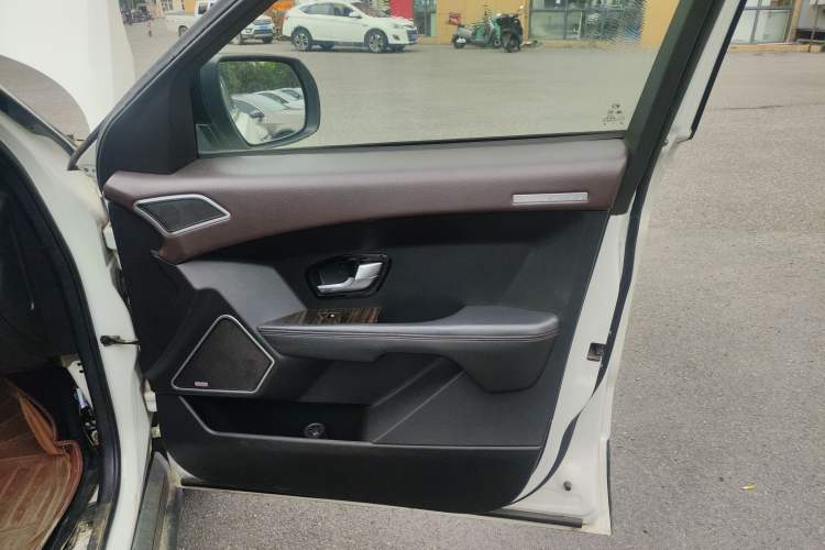 Used Land X7 2015 2.0T Panoramic Prestige Edition
