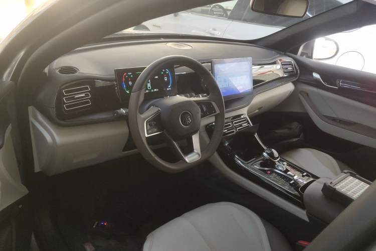 Used BYD Qin PLUS 2024 HONOR Edition DM-i 55KM Leading Model Center Console