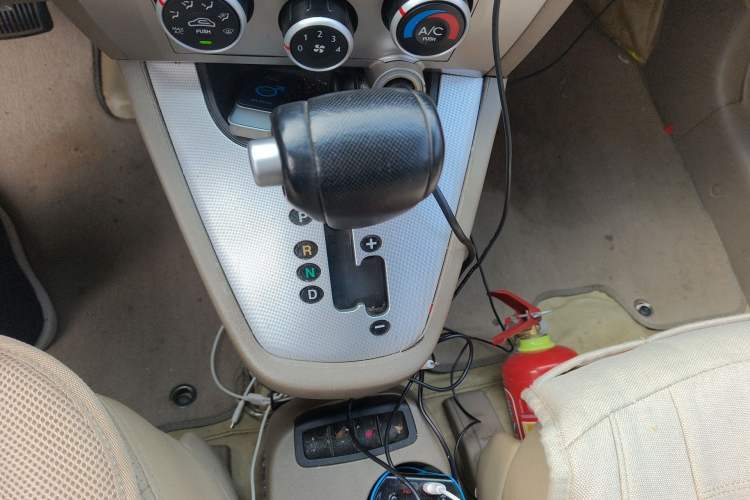 Used Hyundai Tucson 2009 2.0L Automatic Two-Wheel Drive with Sunroof Gear Lever